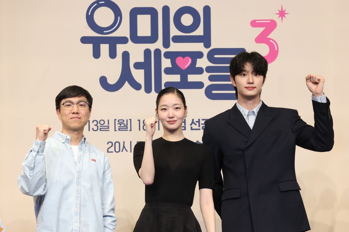 노란 수영복에 섹시한 몸매 어필하는 존예 처자