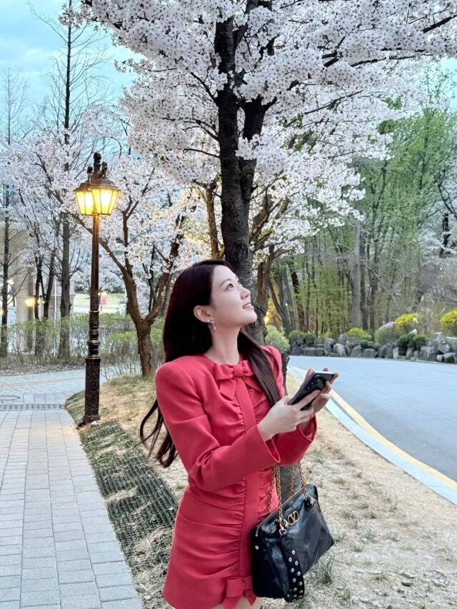 노란 수영복에 섹시한 몸매 어필하는 존예 처자