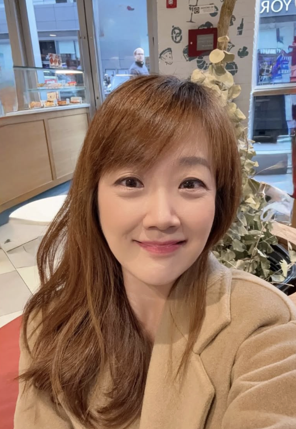 노란 수영복에 섹시한 몸매 어필하는 존예 처자