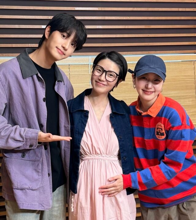 노란 수영복에 섹시한 몸매 어필하는 존예 처자