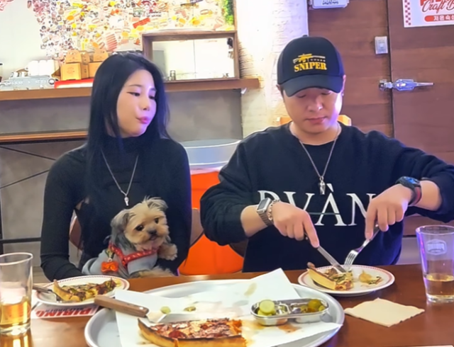 노란 수영복에 섹시한 몸매 어필하는 존예 처자