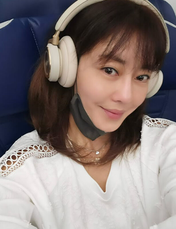 노란 수영복에 섹시한 몸매 어필하는 존예 처자