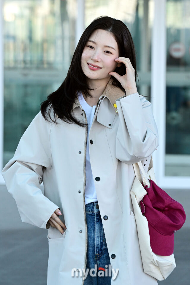 노란 수영복에 섹시한 몸매 어필하는 존예 처자