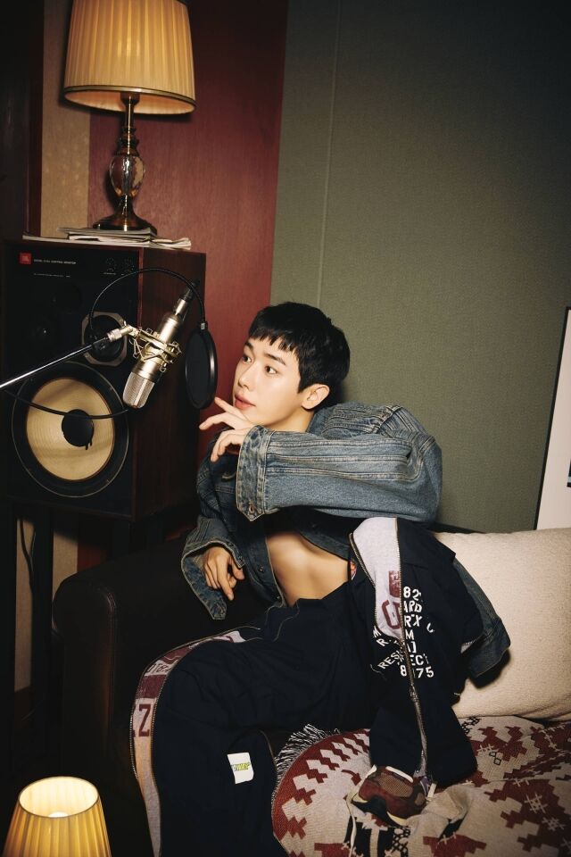 노란 수영복에 섹시한 몸매 어필하는 존예 처자