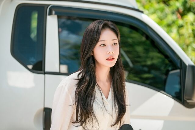 노란 수영복에 섹시한 몸매 어필하는 존예 처자