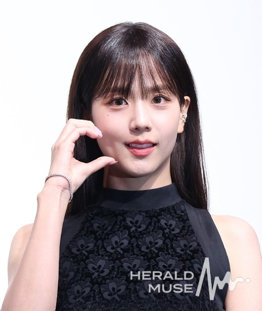 노란 수영복에 섹시한 몸매 어필하는 존예 처자