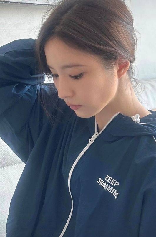 노란 수영복에 섹시한 몸매 어필하는 존예 처자