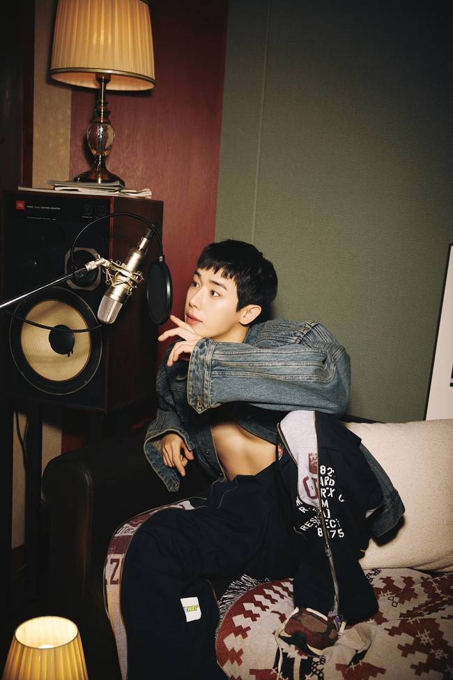 노란 수영복에 섹시한 몸매 어필하는 존예 처자