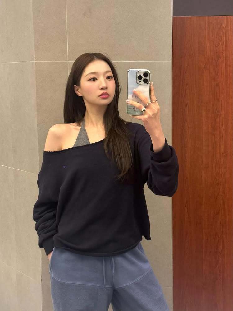 노란 수영복에 섹시한 몸매 어필하는 존예 처자