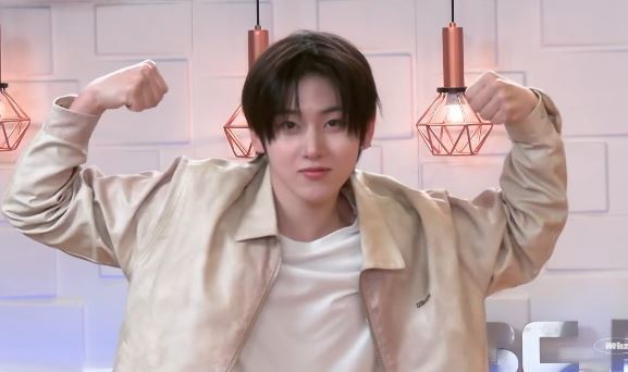 노란 수영복에 섹시한 몸매 어필하는 존예 처자