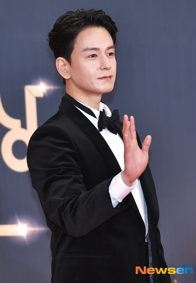 노란 수영복에 섹시한 몸매 어필하는 존예 처자