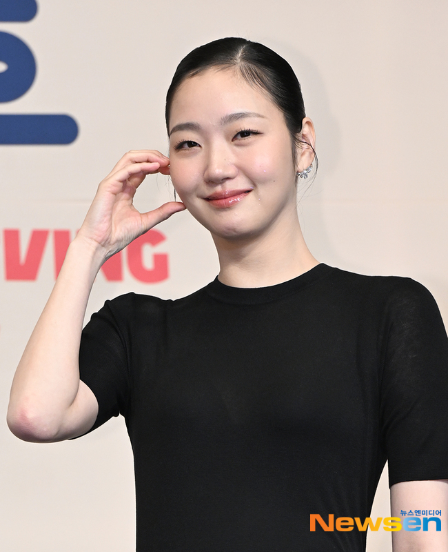 노란 수영복에 섹시한 몸매 어필하는 존예 처자