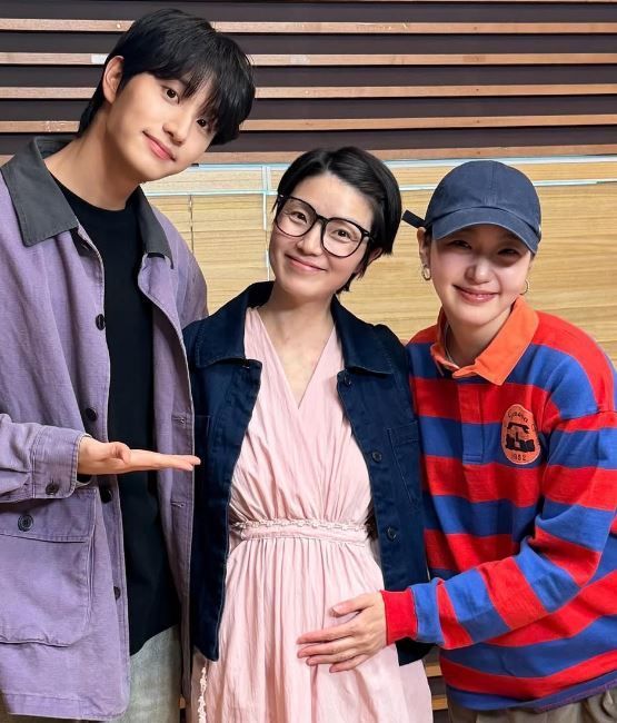 노란 수영복에 섹시한 몸매 어필하는 존예 처자