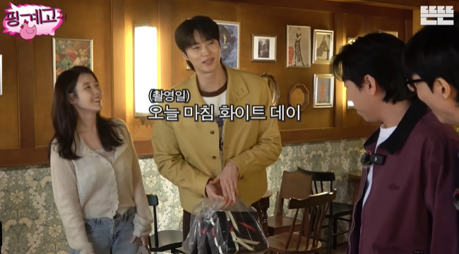 노란 수영복에 섹시한 몸매 어필하는 존예 처자