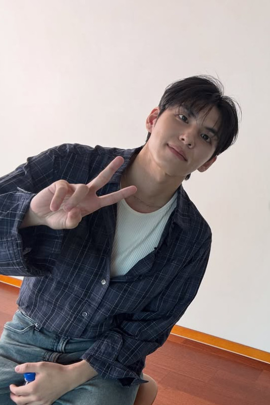 노란 수영복에 섹시한 몸매 어필하는 존예 처자