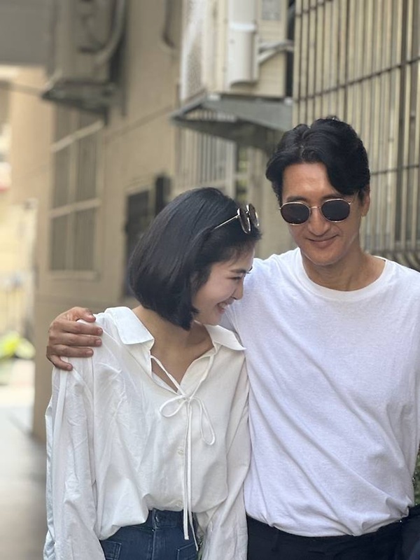 노란 수영복에 섹시한 몸매 어필하는 존예 처자