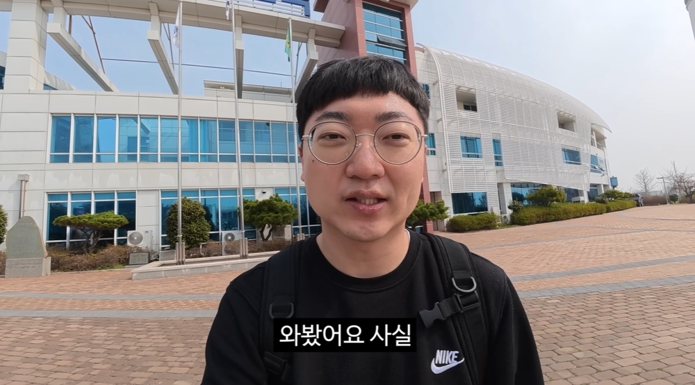 노란 수영복에 섹시한 몸매 어필하는 존예 처자