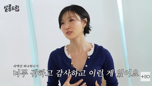 노란 수영복에 섹시한 몸매 어필하는 존예 처자