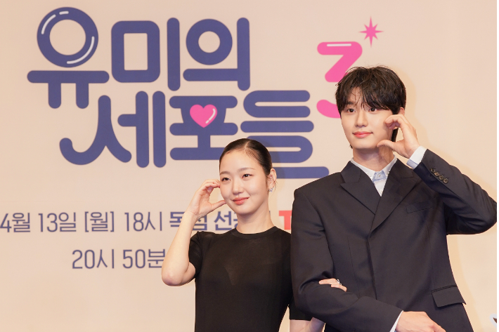 노란 수영복에 섹시한 몸매 어필하는 존예 처자