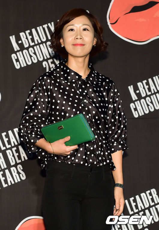 노란 수영복에 섹시한 몸매 어필하는 존예 처자