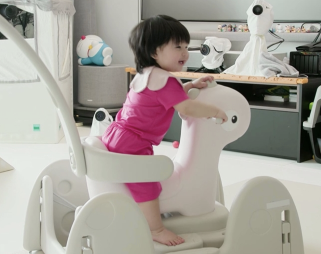 노란 수영복에 섹시한 몸매 어필하는 존예 처자