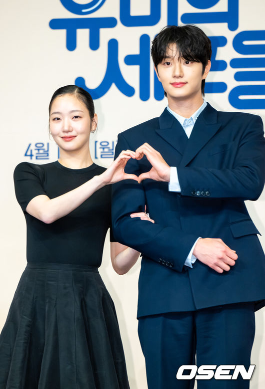 노란 수영복에 섹시한 몸매 어필하는 존예 처자