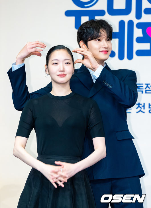 노란 수영복에 섹시한 몸매 어필하는 존예 처자