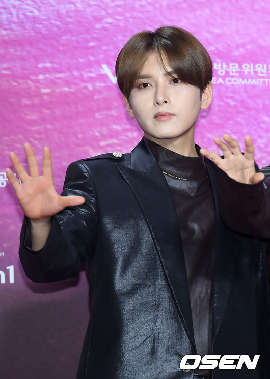 노란 수영복에 섹시한 몸매 어필하는 존예 처자