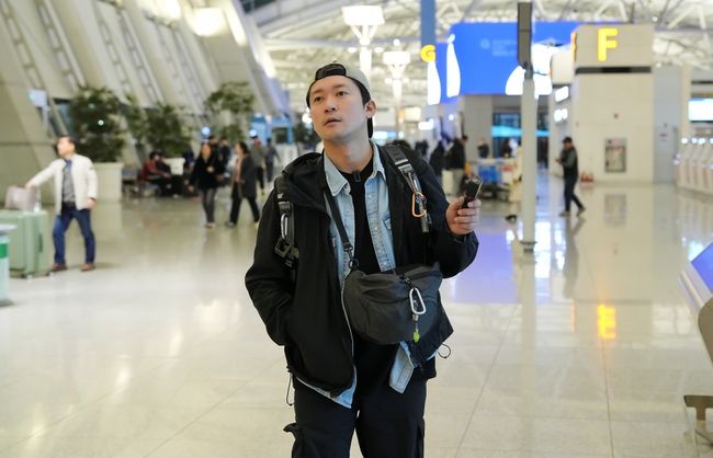 노란 수영복에 섹시한 몸매 어필하는 존예 처자