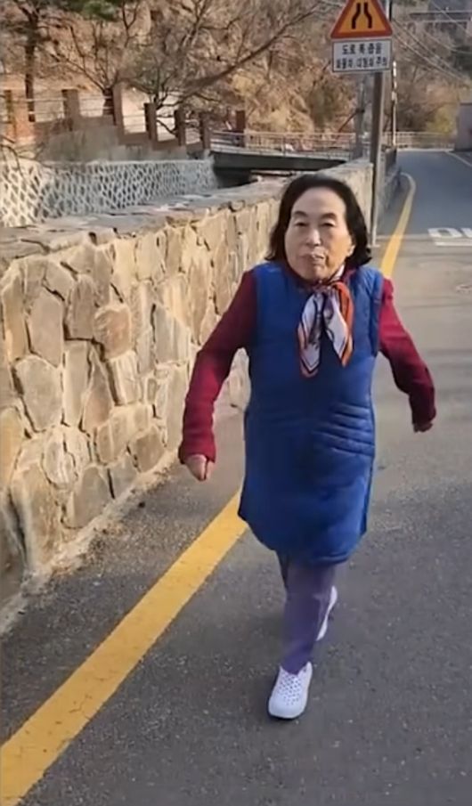 노란 수영복에 섹시한 몸매 어필하는 존예 처자