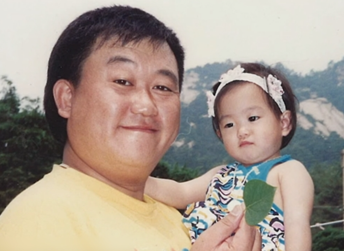 노란 수영복에 섹시한 몸매 어필하는 존예 처자