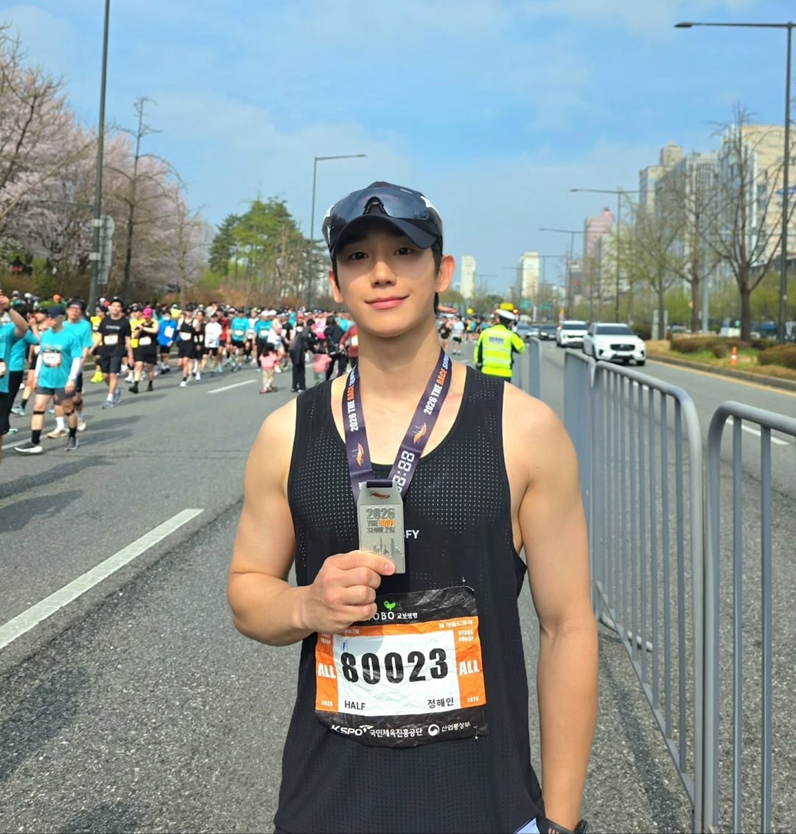 노란 수영복에 섹시한 몸매 어필하는 존예 처자