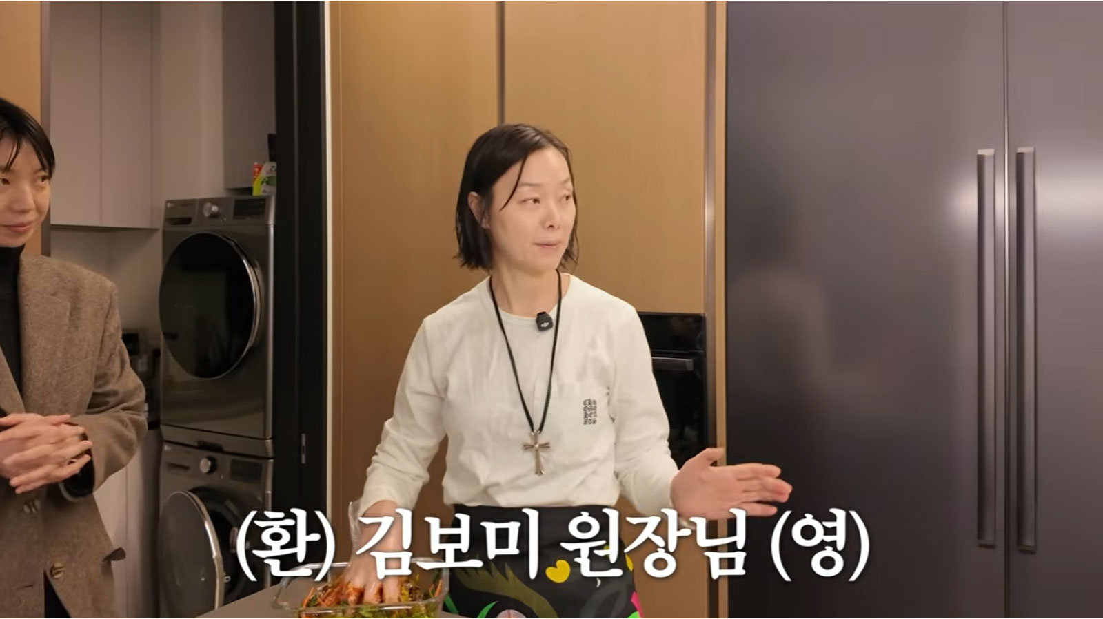 노란 수영복에 섹시한 몸매 어필하는 존예 처자