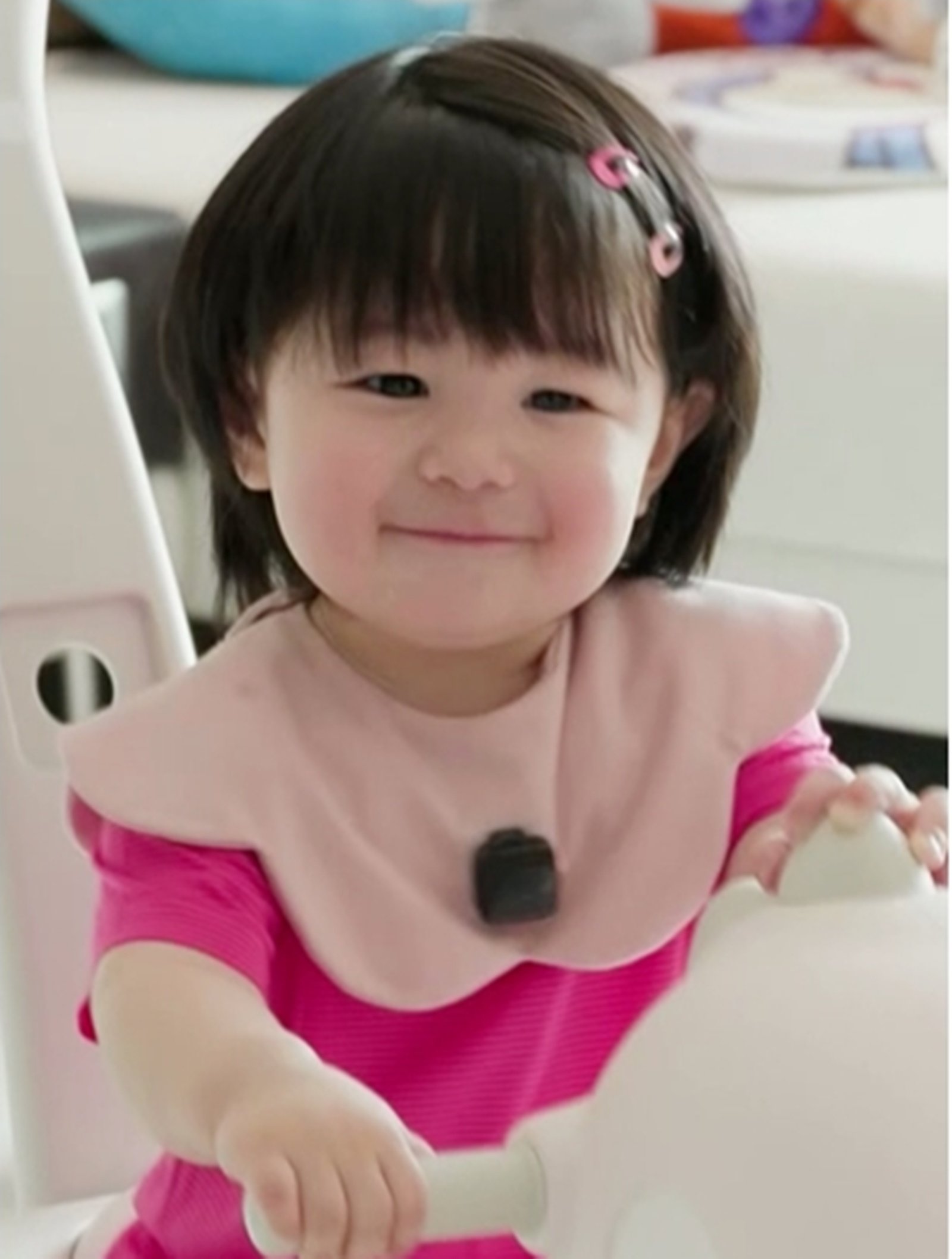 노란 수영복에 섹시한 몸매 어필하는 존예 처자