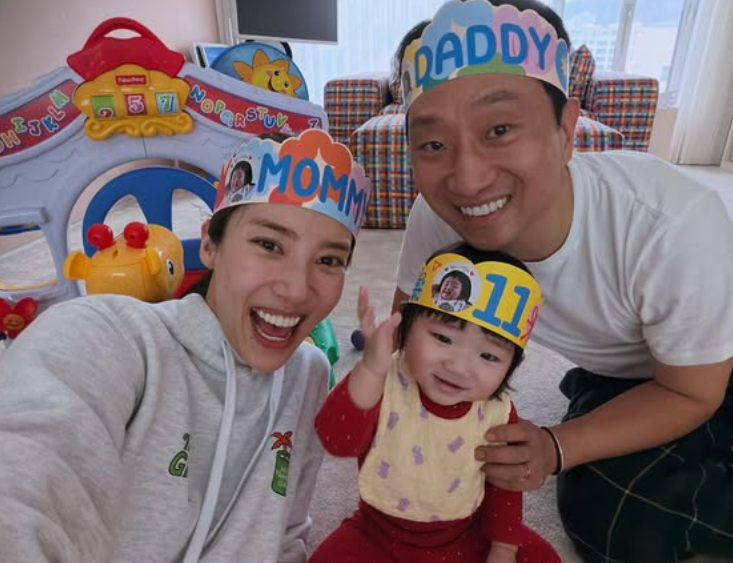 노란 수영복에 섹시한 몸매 어필하는 존예 처자