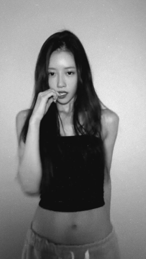 노란 수영복에 섹시한 몸매 어필하는 존예 처자