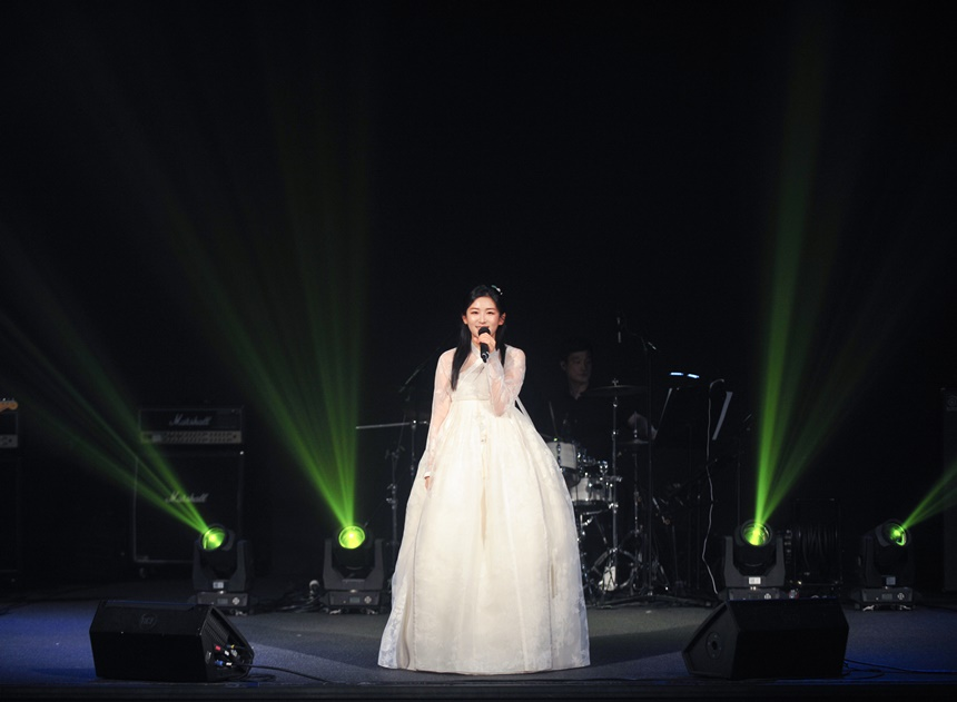 노란 수영복에 섹시한 몸매 어필하는 존예 처자