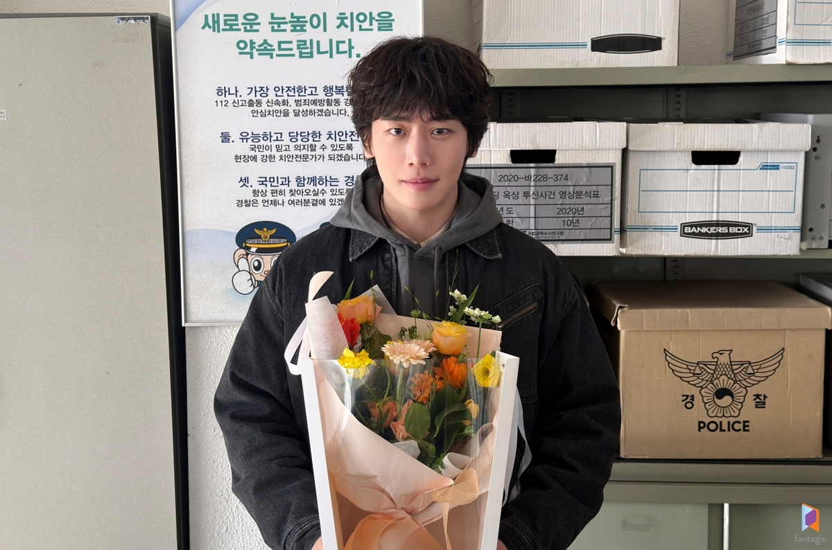 노란 수영복에 섹시한 몸매 어필하는 존예 처자