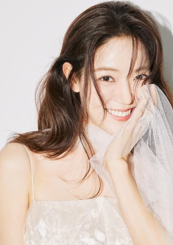 노란 수영복에 섹시한 몸매 어필하는 존예 처자