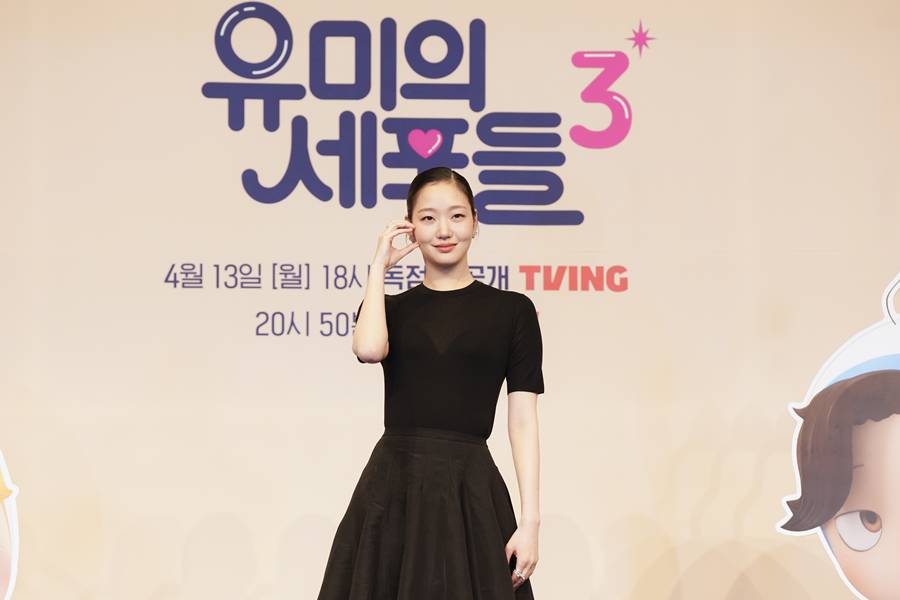 노란 수영복에 섹시한 몸매 어필하는 존예 처자