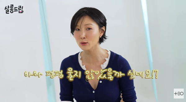 노란 수영복에 섹시한 몸매 어필하는 존예 처자