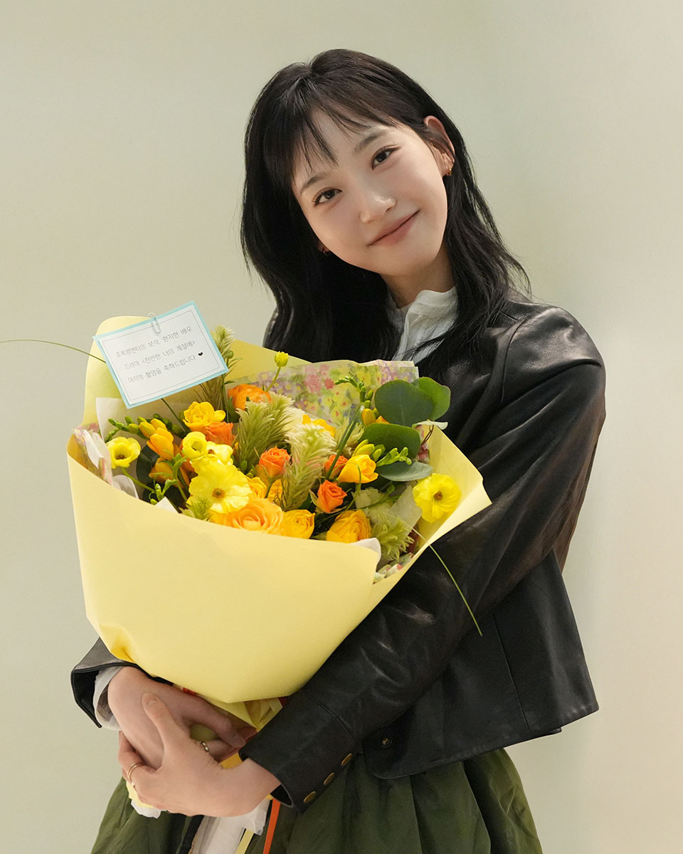 노란 수영복에 섹시한 몸매 어필하는 존예 처자