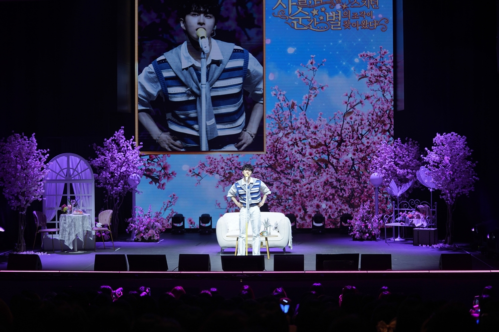 노란 수영복에 섹시한 몸매 어필하는 존예 처자