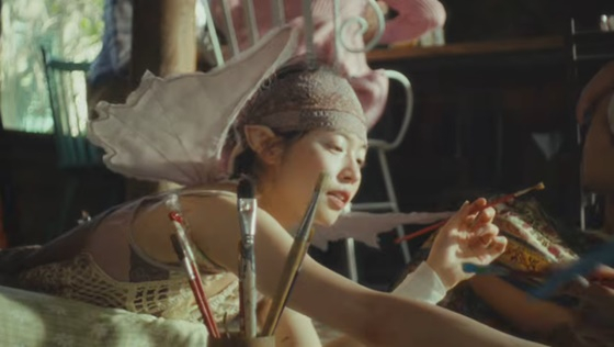 노란 수영복에 섹시한 몸매 어필하는 존예 처자