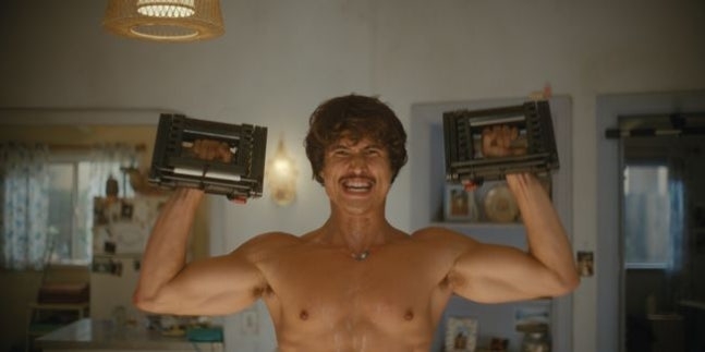 노란 수영복에 섹시한 몸매 어필하는 존예 처자