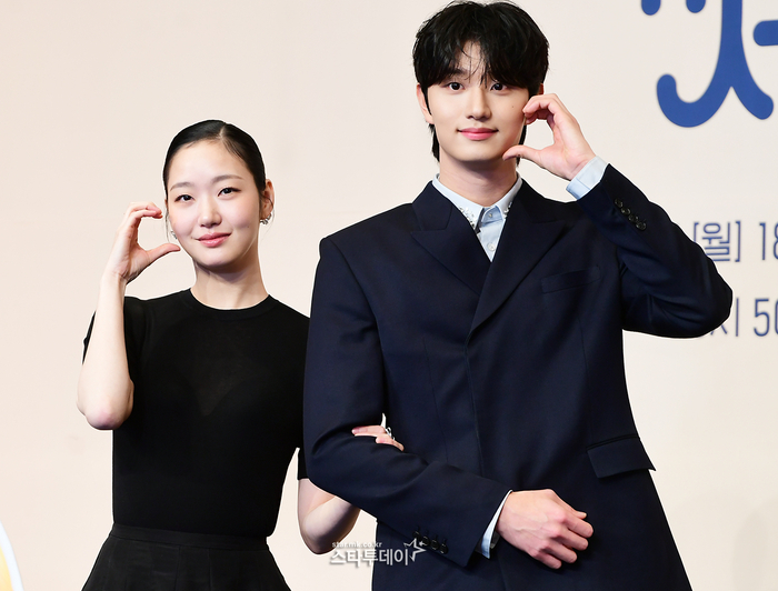 노란 수영복에 섹시한 몸매 어필하는 존예 처자