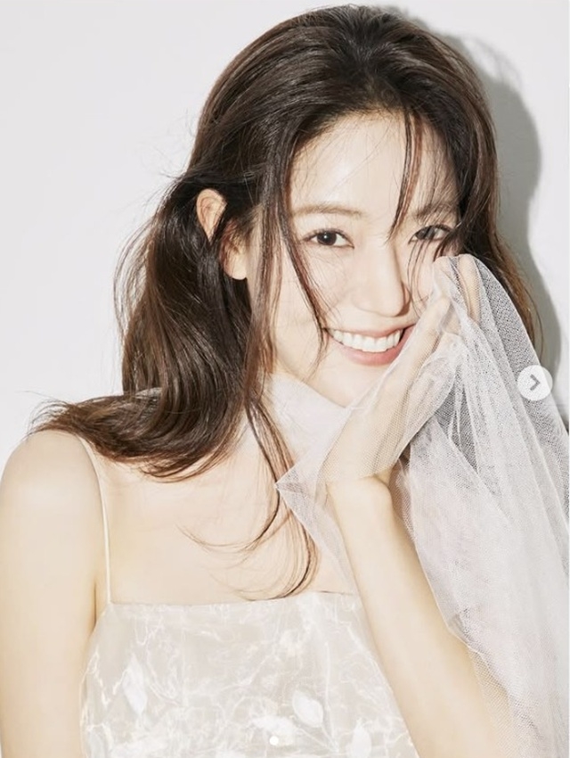 노란 수영복에 섹시한 몸매 어필하는 존예 처자