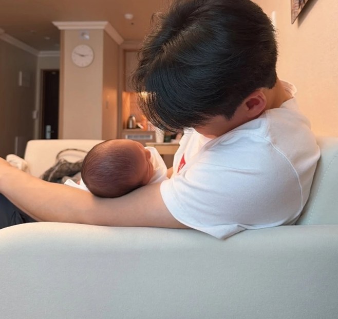 노란 수영복에 섹시한 몸매 어필하는 존예 처자