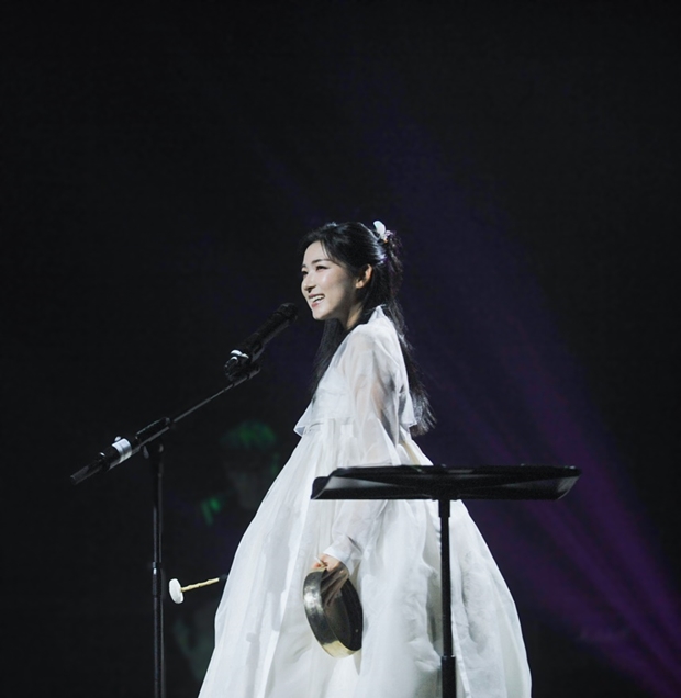 노란 수영복에 섹시한 몸매 어필하는 존예 처자