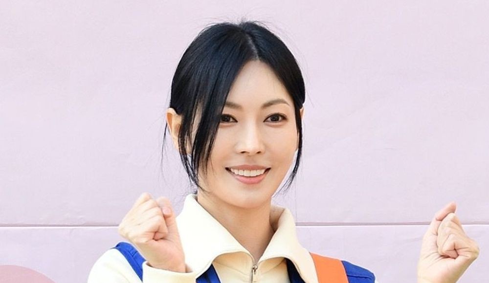 노란 수영복에 섹시한 몸매 어필하는 존예 처자